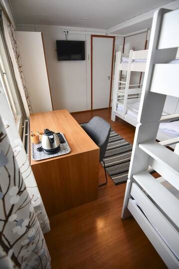 Фото номера Четырехместный номер с ванной комнатой Курортные отели Kilpisjärven Retkeilykeskus Rooms г. Кильписъярви 4